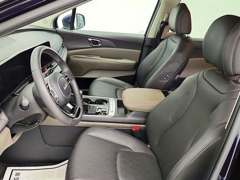Used 2025 Kia Carnival EX FWD image 10