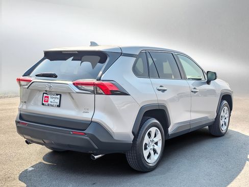 Used 2022 Toyota RAV4 LE AWD/4WD image 5