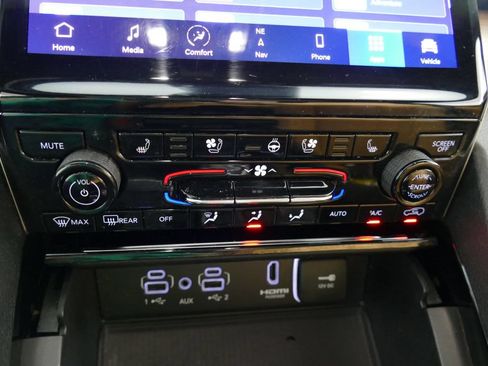 Used 2023 Jeep Grand Cherokee Summit w/ Luxury Tech Group V AWD/4WD image 20