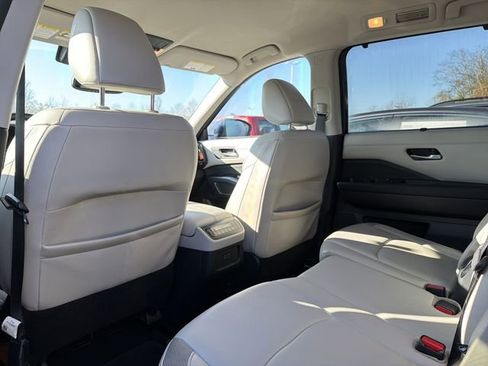 Used 2022 Nissan Pathfinder SL image 16