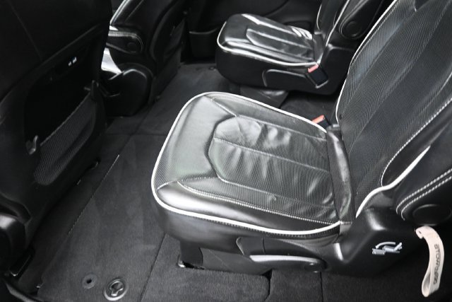 Used 2025 Chrysler Pacifica Limited FWD image 23