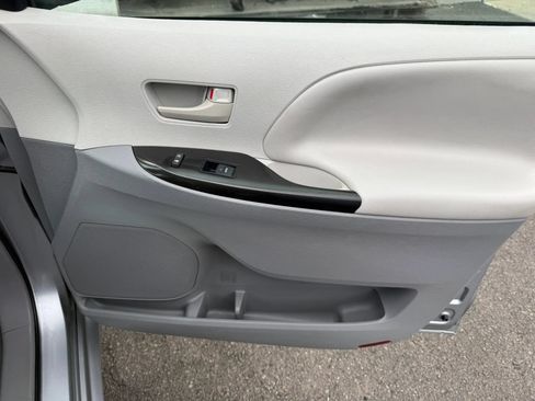 Used 2012 Toyota Sienna LE FWD image 18