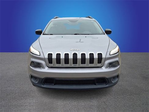 Used 2016 Jeep Cherokee Sport image 2