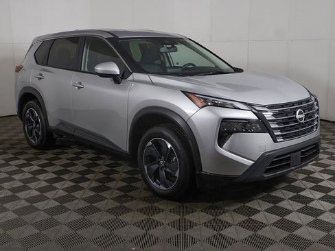 Used 2024 Nissan Rogue SV image 2