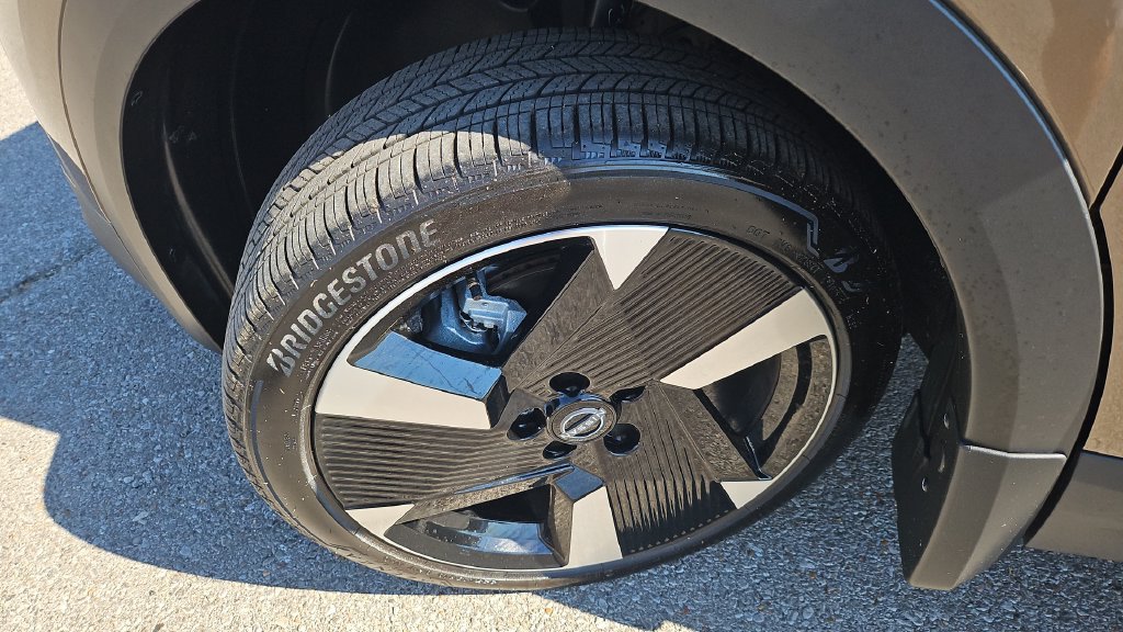 Certified 2025 Nissan Kicks SR FWD image 18