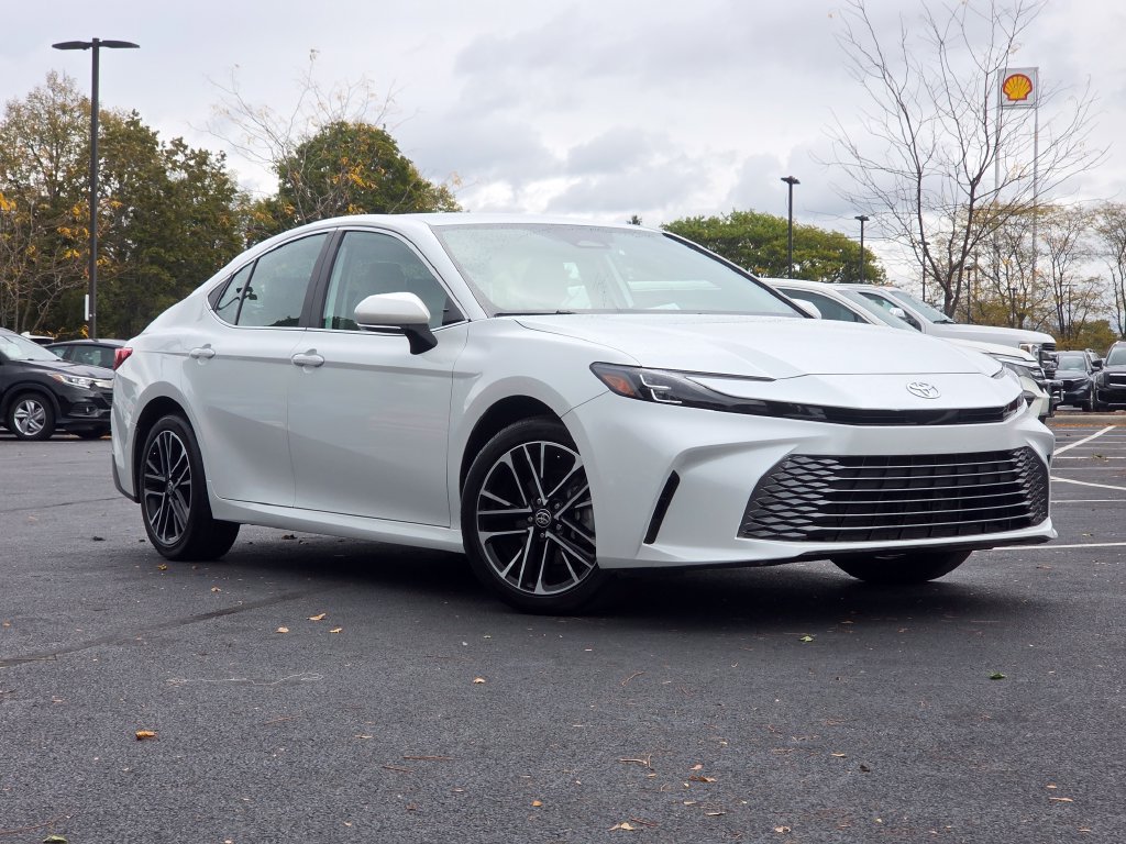Used 2025 Toyota Camry XLE AWD/4WD image 2