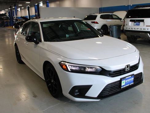 Used 2023 Honda Civic Sport image 3