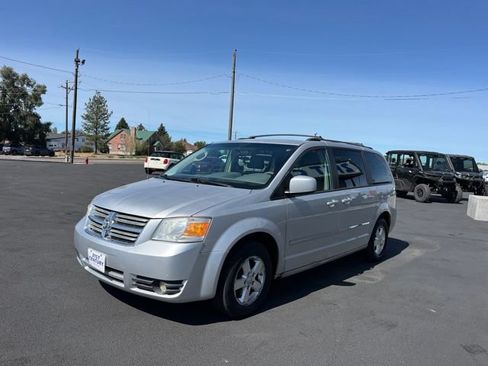 Used 2008 Dodge Grand Caravan SXT w/ Entertainment Group 2 FWD image 3