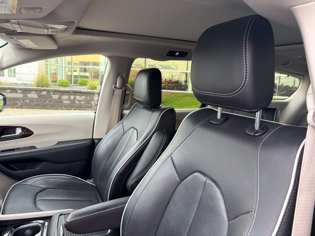 Used 2024 Chrysler Pacifica Limited FWD image 8