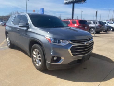 Used 2020 Chevrolet Traverse LT image 1