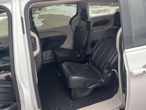 Used 2024 Chrysler Pacifica Touring-L image 21