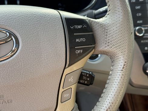 Used 2012 Toyota Avalon Limited image 17