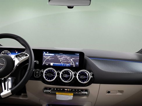 Used 2025 Mercedes-Benz GLA 250 image 32