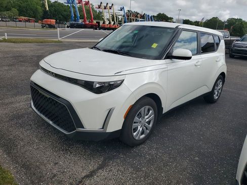 Used 2023 Kia Soul LX image 2