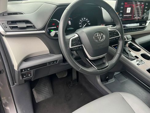 Used 2024 Toyota Sienna XLE image 21
