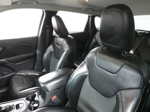 Used 2019 Jeep Cherokee Latitude Plus w/ Cold Weather Group image 12