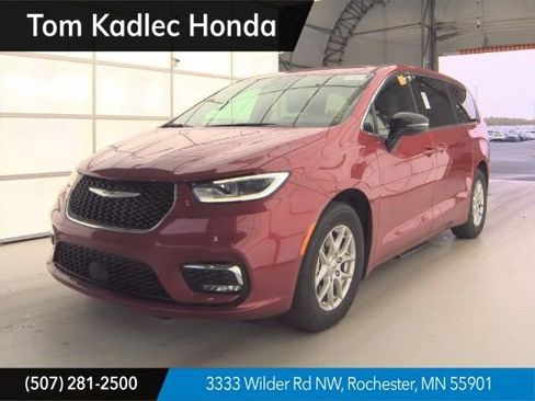 Used 2025 Chrysler Pacifica Select FWD image 1