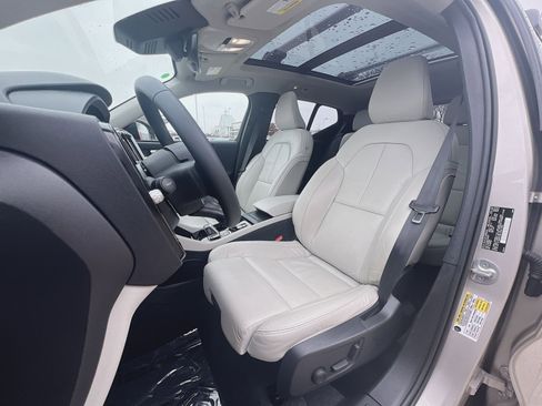 Used 2023 Volvo XC40 B5 Plus image 13