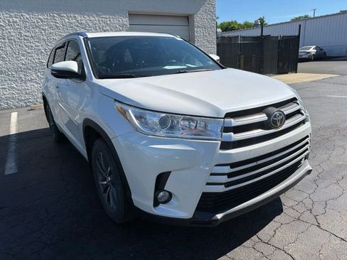 Used 2018 Toyota Highlander XLE AWD/4WD image 3