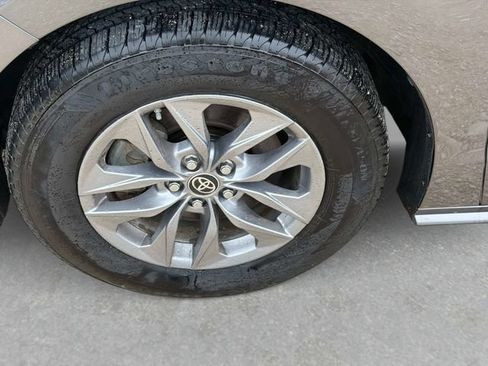 Used 2024 Toyota Sienna XLE FWD image 11