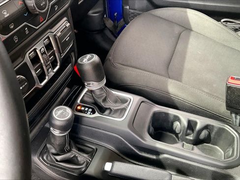 Used 2019 Jeep Wrangler Unlimited Sahara w/ Uconnect 4C Nav & Sound Group AWD/4WD image 15