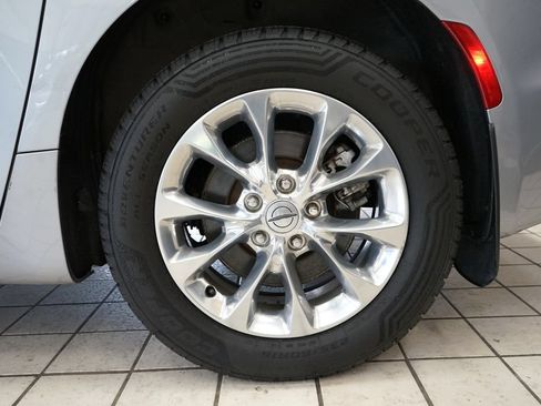 Used 2021 Chrysler Pacifica Touring-L w/ Uconnect Theater Family Group AWD/4WD image 60