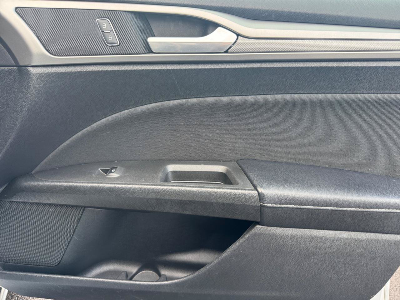 Used 2019 Ford Fusion SE FWD image 24