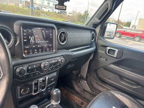 Used 2018 Jeep Wrangler Unlimited Sahara AWD/4WD image 36