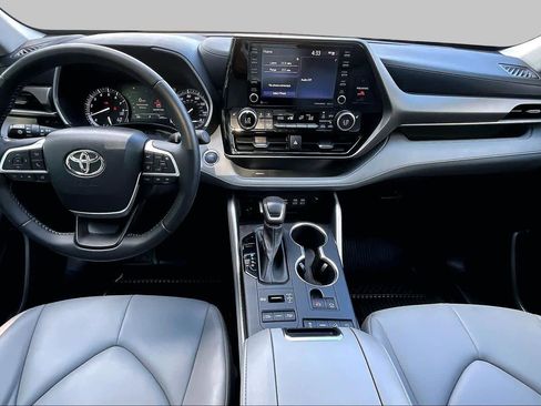 Used 2022 Toyota Highlander XLE AWD/4WD image 15