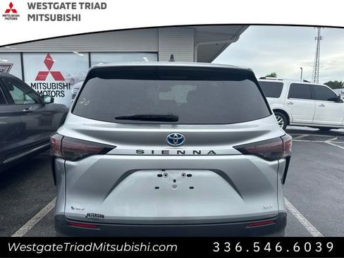 Used 2025 Toyota Sienna XLE FWD image 5