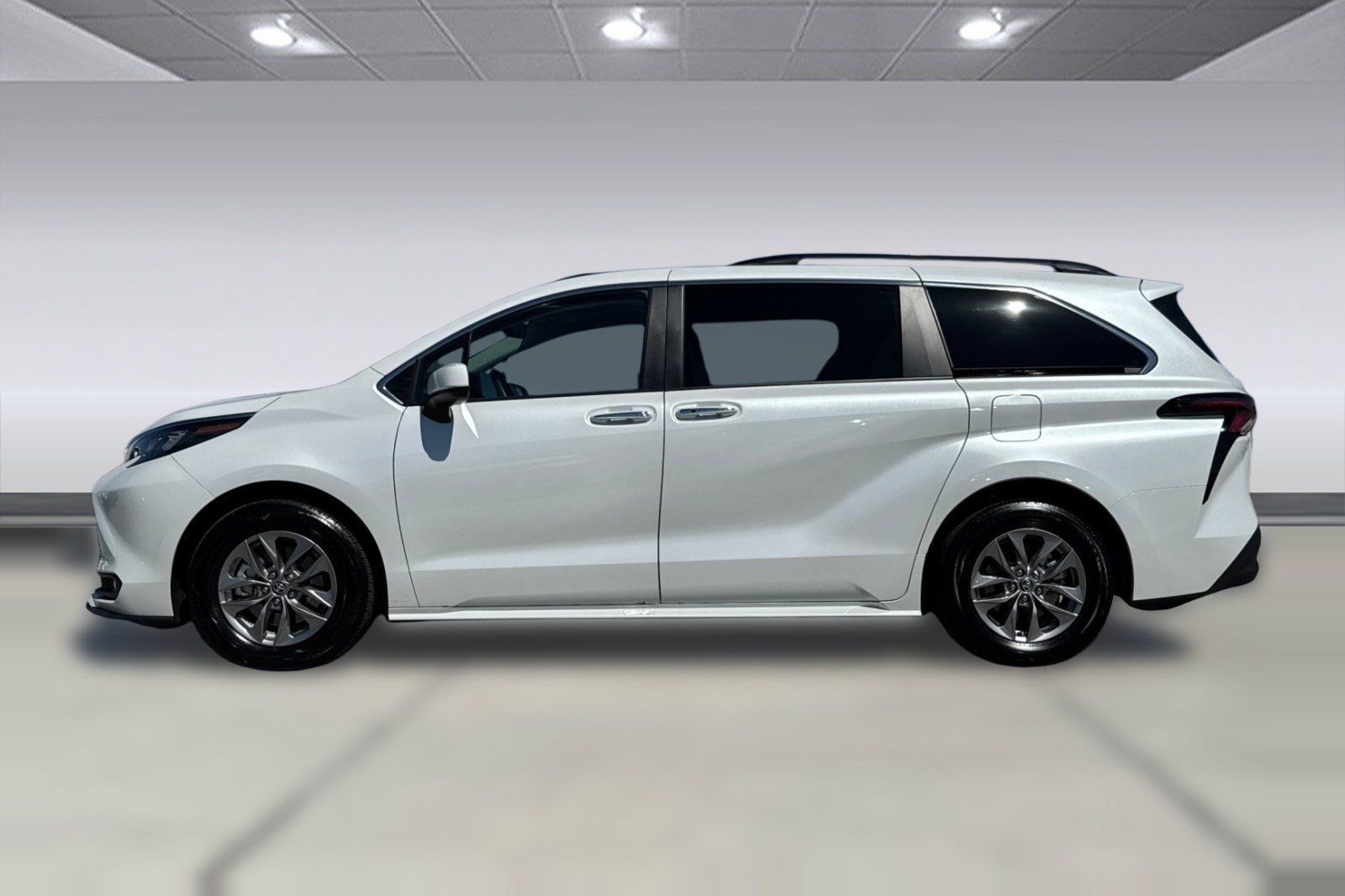 Used 2026 Toyota Sienna XLE FWD image 2