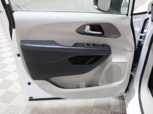 Used 2021 Chrysler Voyager Lxi FWD image 16