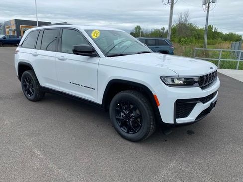 Used 2026 Jeep Grand Cherokee Altitude AWD/4WD image 7