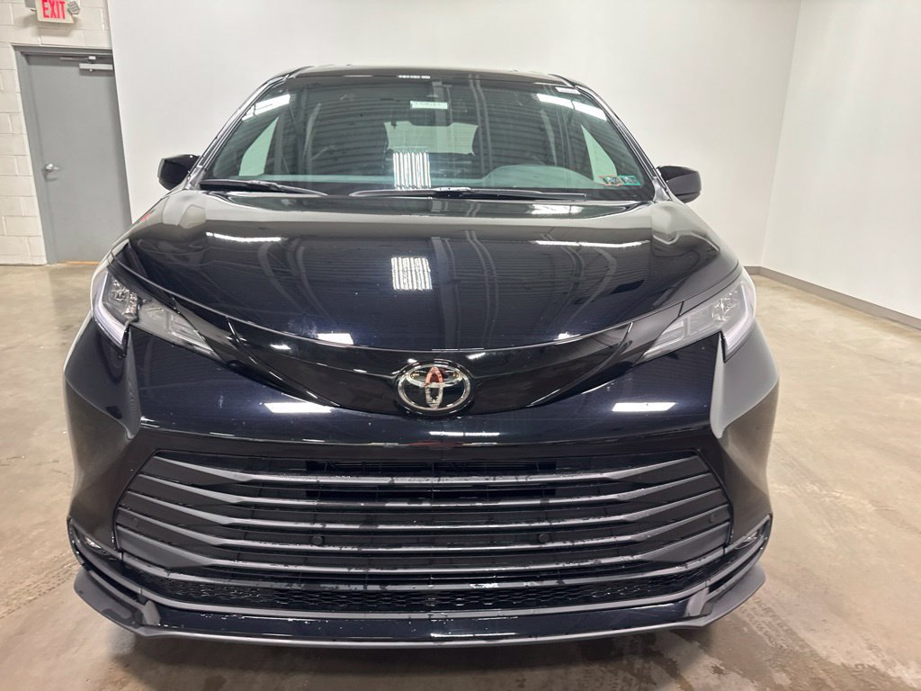 New 2026 Toyota Sienna XLE Woodland Edition AWD/4WD image 7