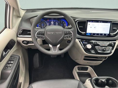 Used 2024 Chrysler Pacifica Touring-L FWD image 14