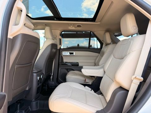 Used 2020 Ford Explorer Platinum w/ Premium Technology Package AWD/4WD image 20