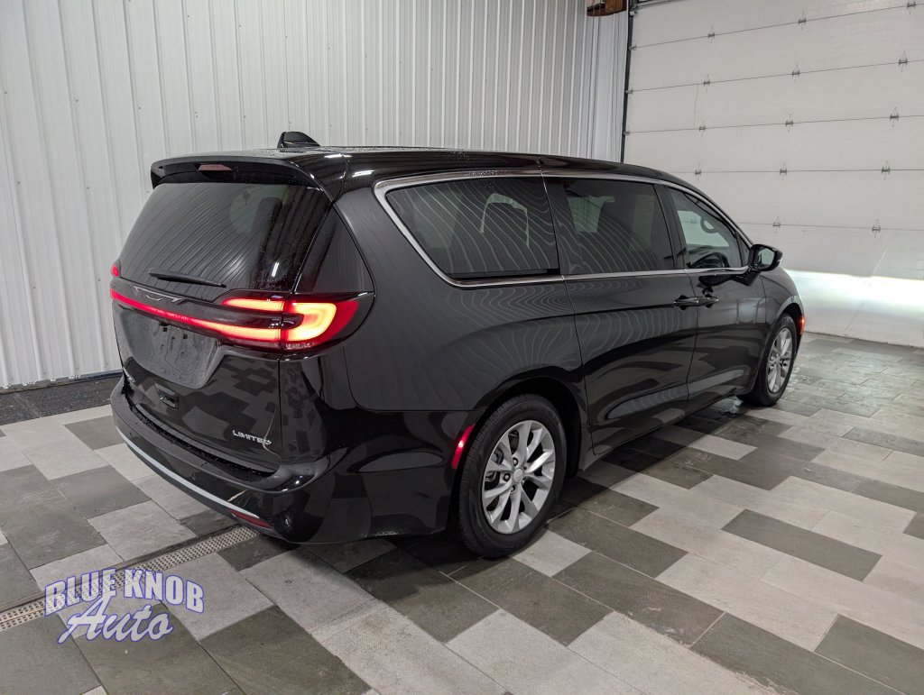 Used 2027 Chrysler Pacifica Limited FWD image 4