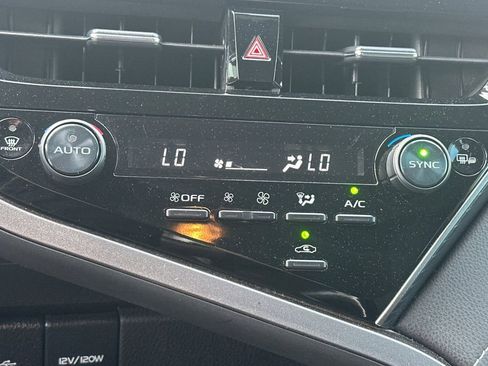 Used 2022 Toyota Camry SE image 19