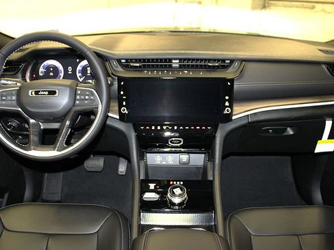 New 2026 Jeep Grand Cherokee L Limited w/ MOPAR Finishing Package AWD/4WD image 9
