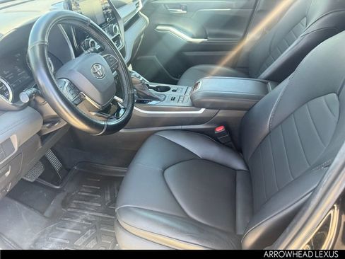 Used 2021 Toyota Highlander XLE image 12