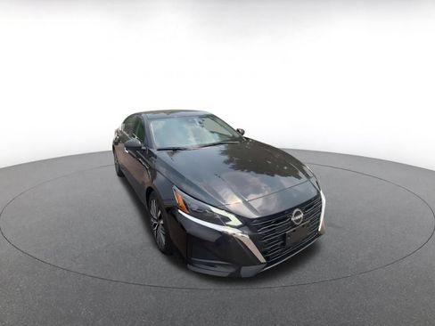 Used 2025 Nissan Altima 2.5 SV FWD image 3