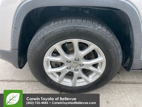 Used 2016 Jeep Cherokee Latitude w/ Cold Weather Group image 17