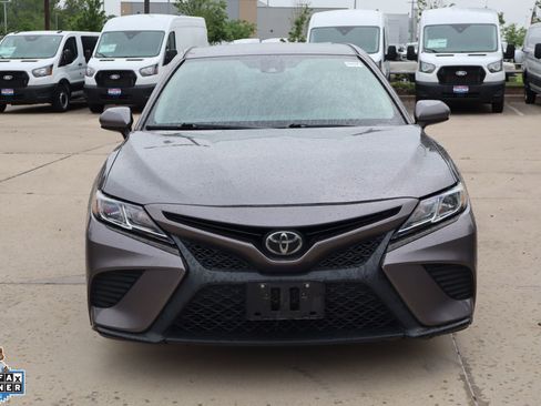 Used 2020 Toyota Camry SE FWD image 9
