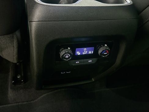 Used 2025 Chevrolet Traverse LT image 27