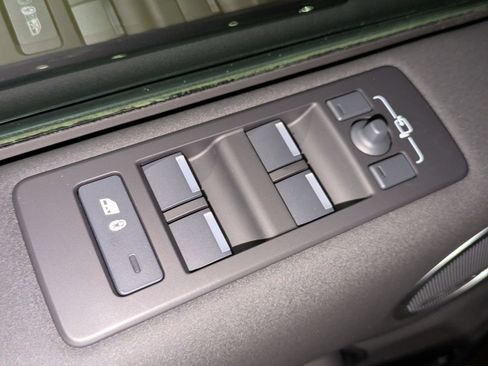 New 2026 Land Rover Discovery S AWD/4WD image 12