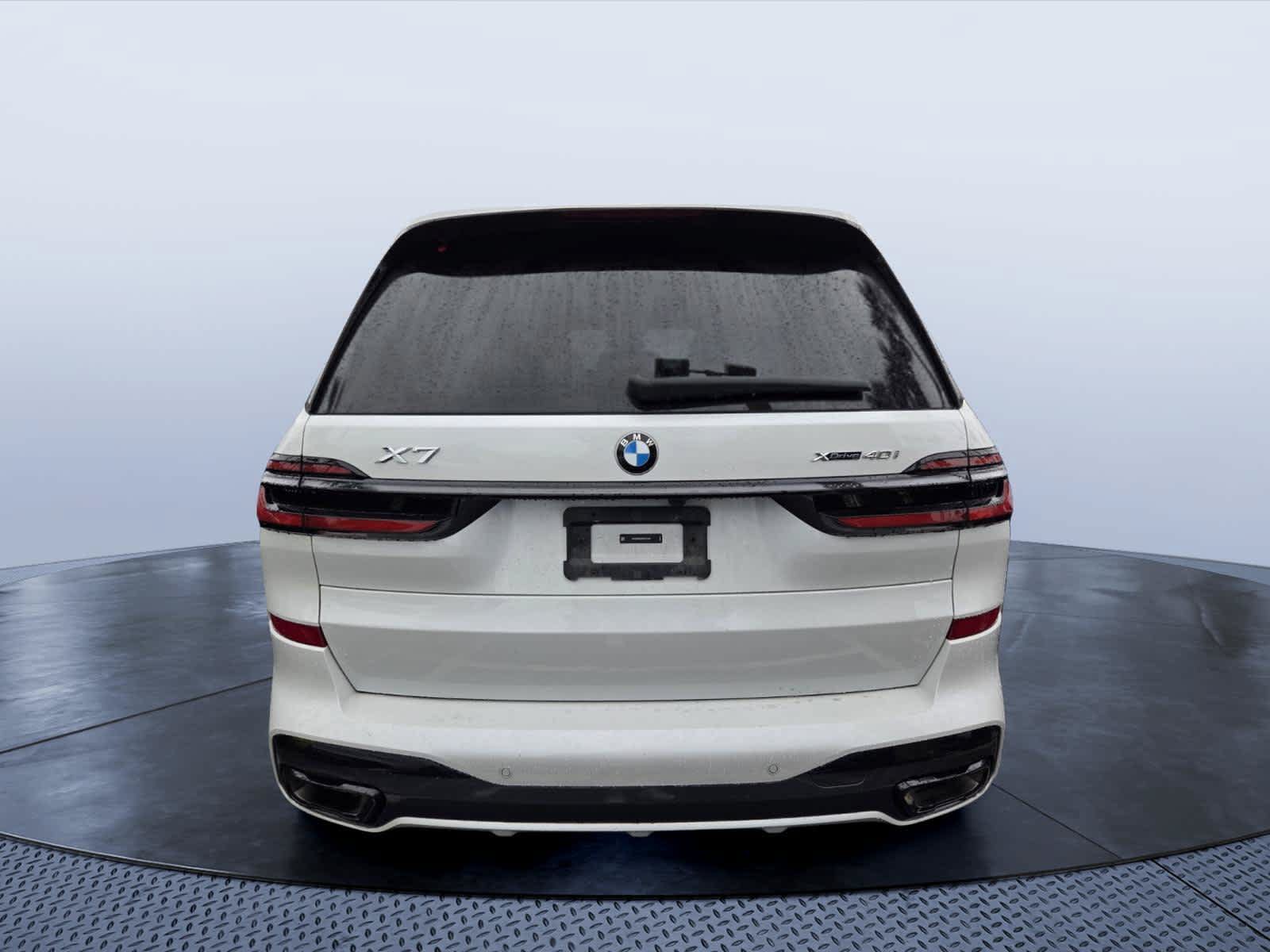 Used 2024 BMW X7 xDrive40i w/ M Sport Package AWD/4WD image 3