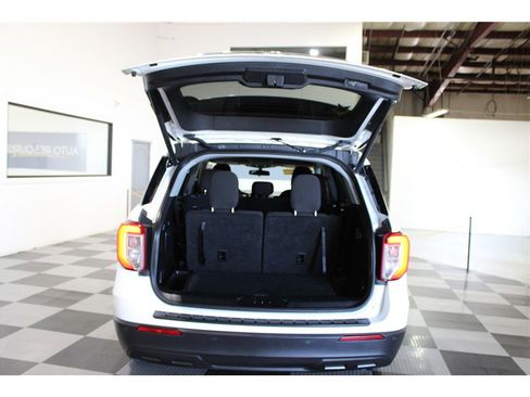 Used 2020 Ford Explorer XLT image 12