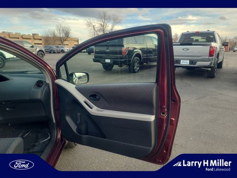 Used 2009 Toyota Yaris 2-Door Hatchback image 16