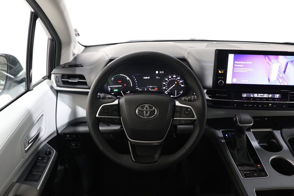 Used 2025 Toyota Sienna XLE w/ XLE Plus Package AWD/4WD image 15