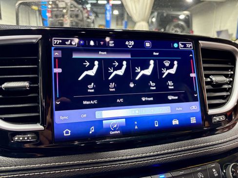 Used 2022 Chrysler Pacifica Limited image 39